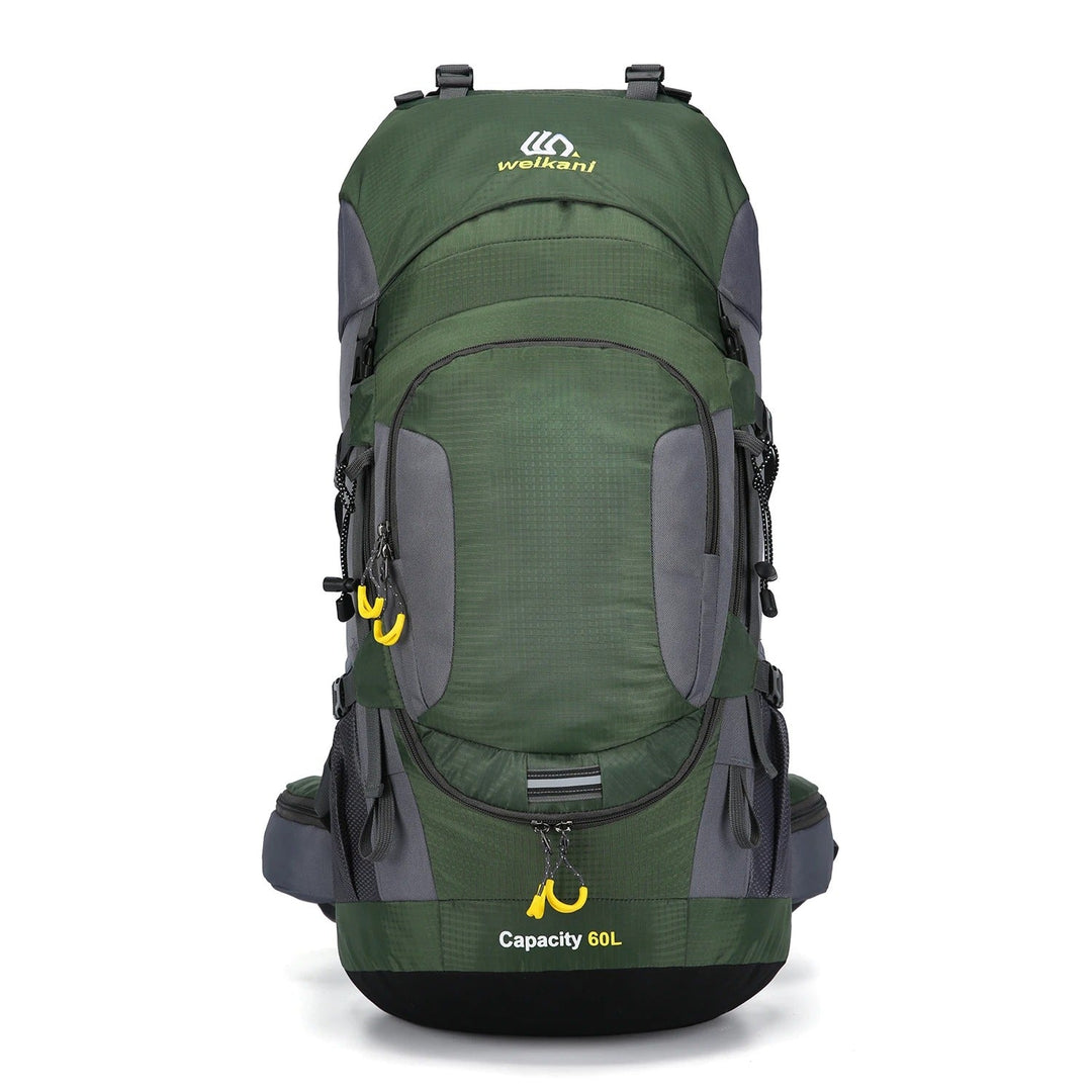 Robustes, wasserdichtes Material des 60L "AdventurePro" Rucksacks für jedes Outdoor-Abenteuer.