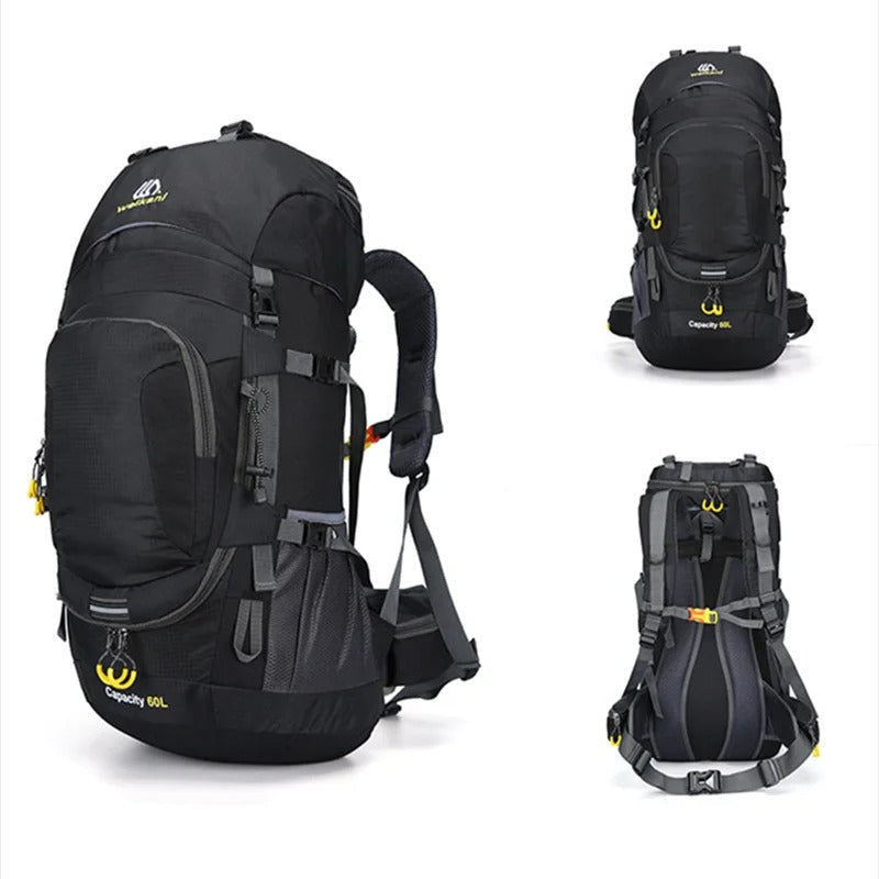 Wanderer mit dem 60L "AdventurePro" Outdoor-Rucksack, ideal für Trekking & Reise.
