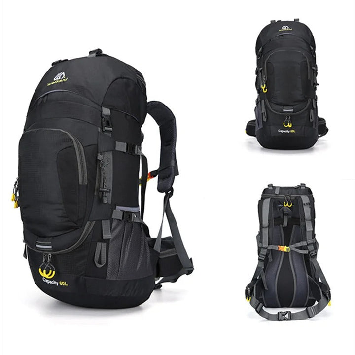 Wanderer mit dem 60L "AdventurePro" Outdoor-Rucksack, ideal für Trekking & Reise.