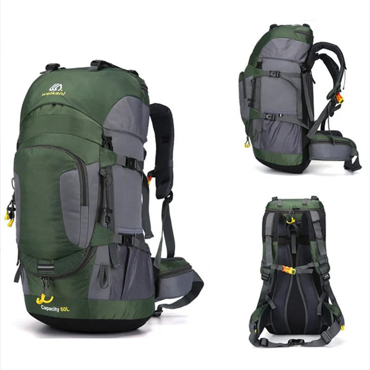 Frontansicht des 60L "AdventurePro" Outdoor-Rucksacks mit praktischen Befestigungsmöglichkeiten.