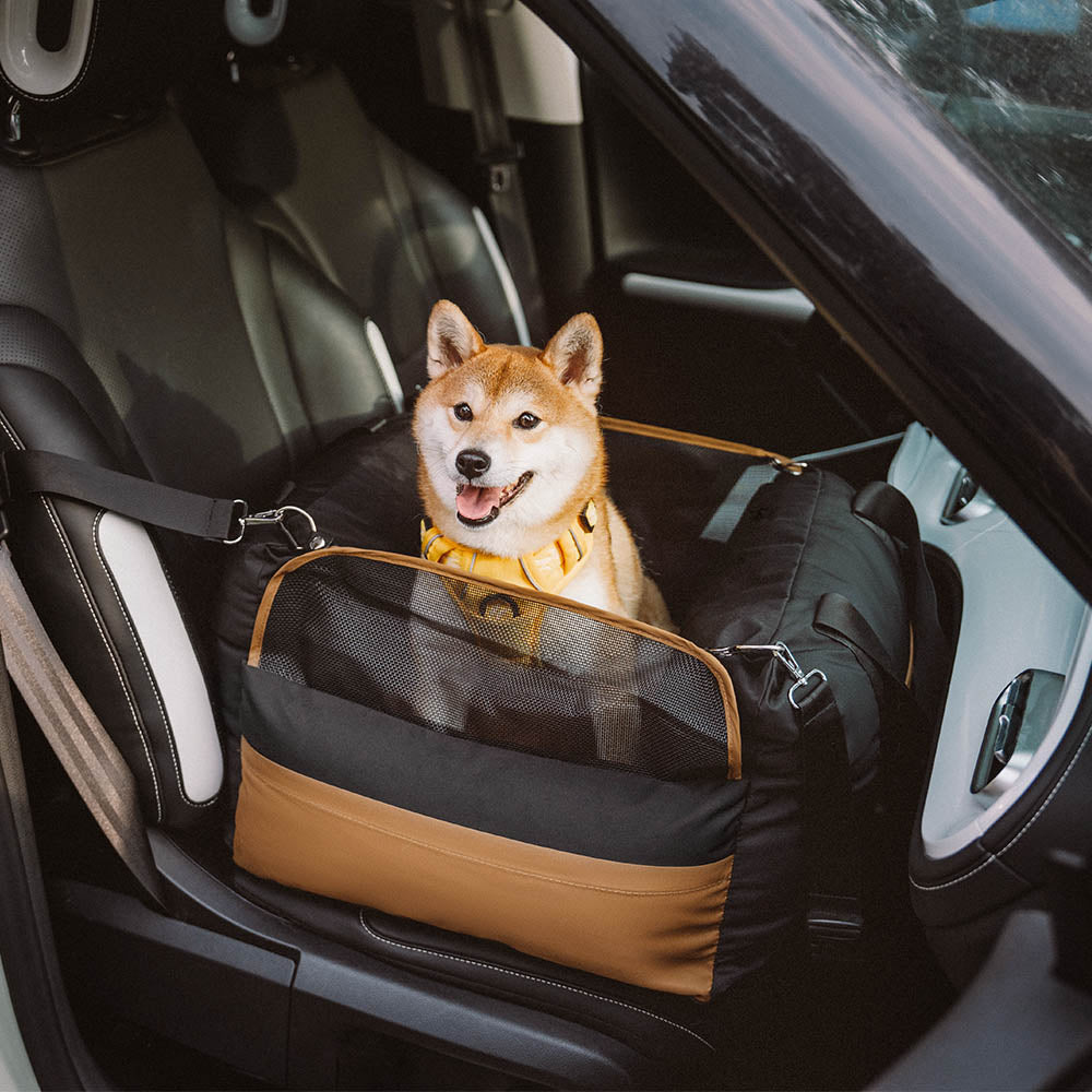 Komfortabler Hunde-Autositz für sichere Autofahrten, wasserdicht und leicht zu reinigen.