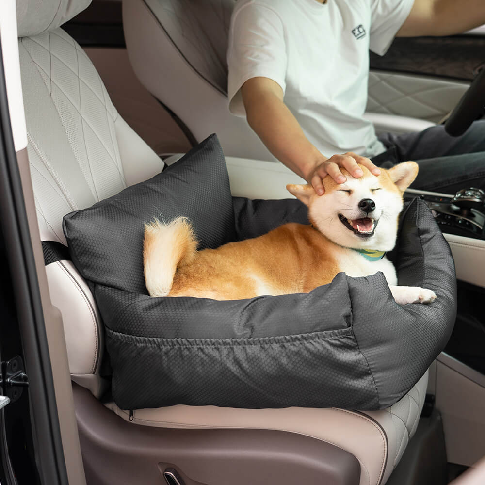 Sicherer Hundeautositz, wasserdicht & robust, bietet Komfort für Ihren Vierbeiner auf jeder Autofahrt.