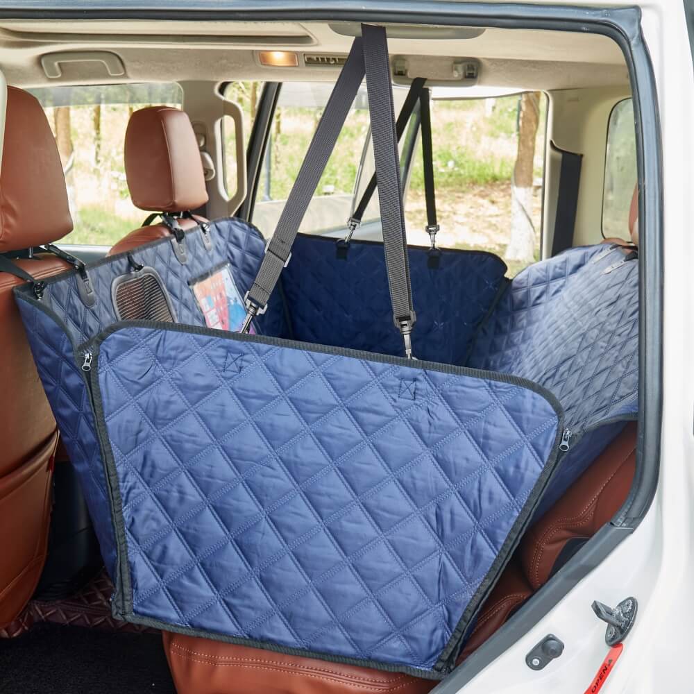 Pflegeleichter Hundeautositzbezug in Schwarz, schützt den Rücksitz optimal vor Kratzern und Feuchtigkeit.