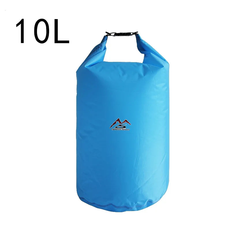 Robustes Packsack-Set, wasserdicht, für Kajak- und Strandbesuche. Schützt Kleidung & Technik.