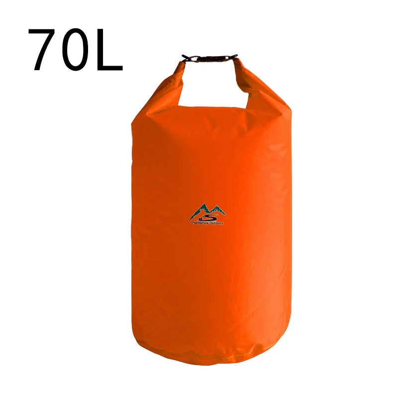Vielseitige wasserdichte Trockenbeutel für Wandern & Outdoor. Perfekt für feuchte Bedingungen.
