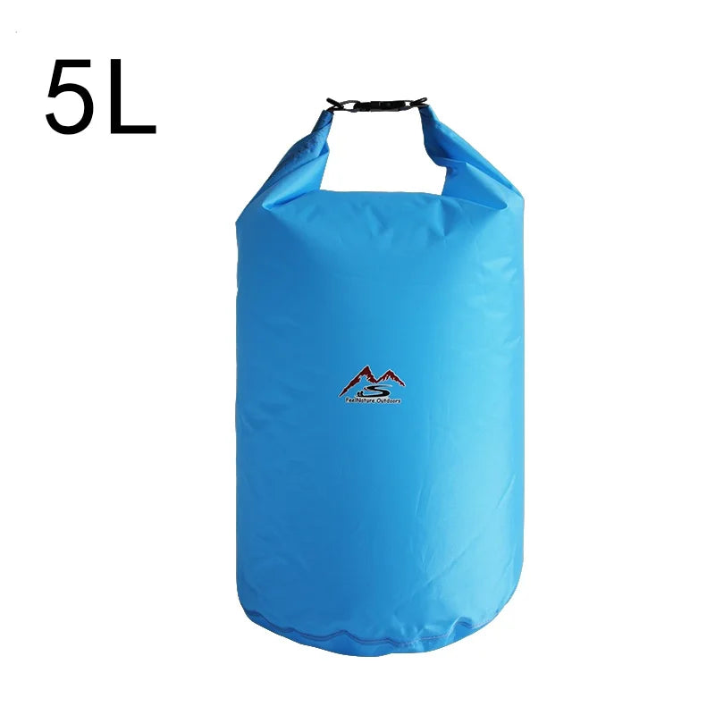 Wasserdichte Trockensäcke für Outdoor-Abenteuer. Perfekt für Strand, Wandern und Reisen.