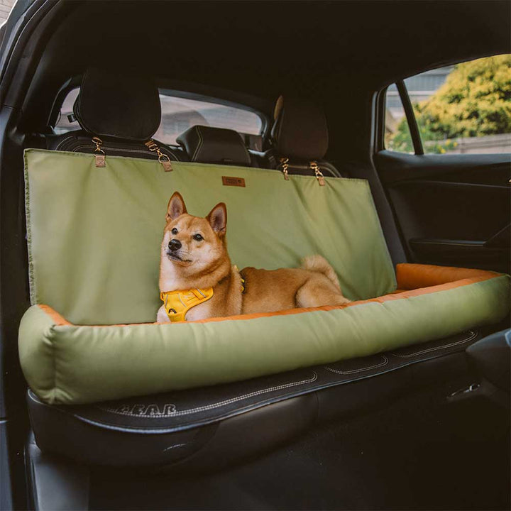 Rutschfester Tiersitzbezug für sichere Autofahrt mit Hund. Wasserdichter Schutz für Autopolster.