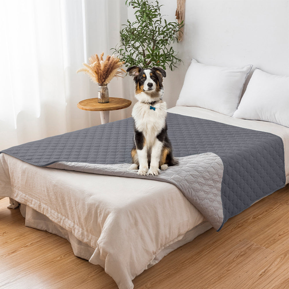 Robuster Sofaschutzbezug aus Polyester mit Rautensteppung, wasserdicht & rutschfest, perfekt für Haustiere.