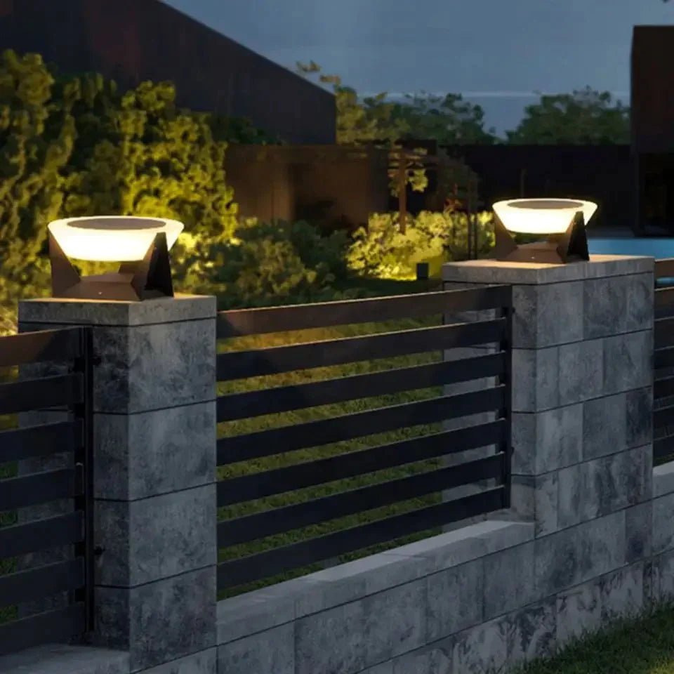 Kompakter, wasserdichter Solar-LED-Spot für Akzentbeleuchtung im Garten oder auf Wegen.