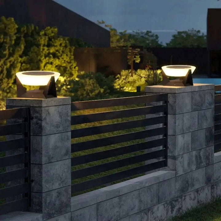 Kompakter, wasserdichter Solar-LED-Spot für Akzentbeleuchtung im Garten oder auf Wegen.