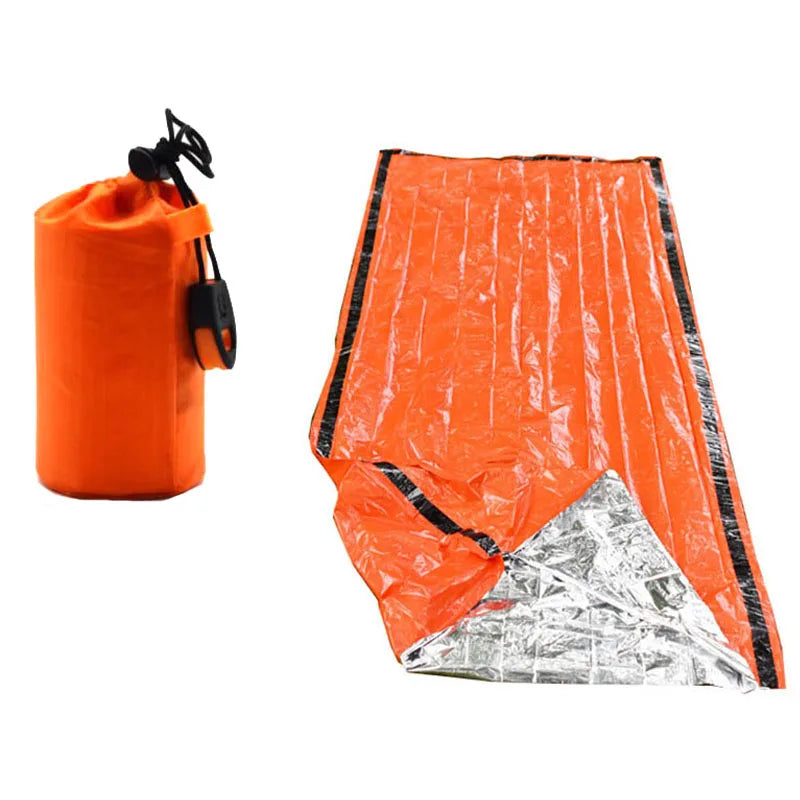 Reflektierender orangefarbener Notfall-Biwaksack für Outdoor-Wärmeschutz. Wasserdicht & robust für Survival-Einsätze.