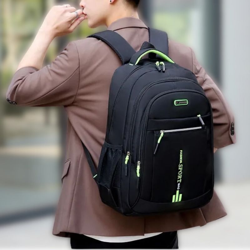Wasserdichter UrbanGuard Herren Rucksack, ideal für Business & Freizeit, robust und stilvoll in Schwarz.