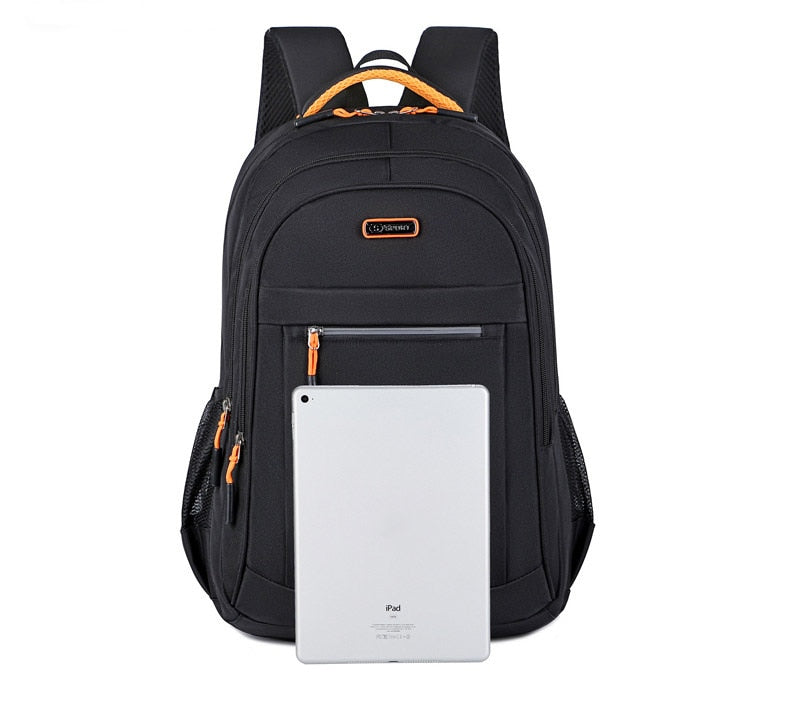 Robuster, wasserdichter UrbanGuard Reise Rucksack für Herren in Blau, schützt Ihre Ausrüstung stilvoll.