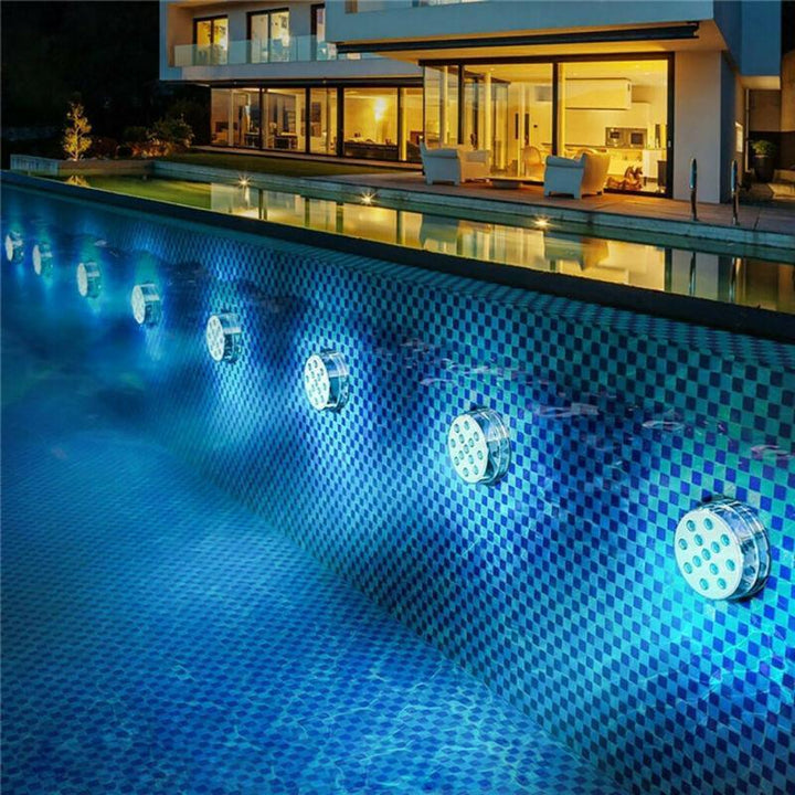 Wasserdichtes AQUARAY LED-Poollicht mit Fernbedienung für stimmungsvolle Unterwasser- und Außenbeleuchtung.