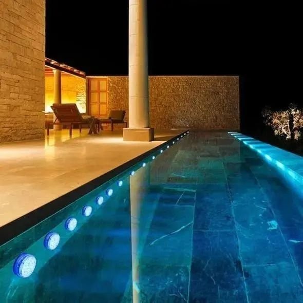 Stimmungsvolle AQUARAY LED-Poolbeleuchtung, wasserdicht und per Fernbedienung steuerbar, für entspannte Poolabende.
