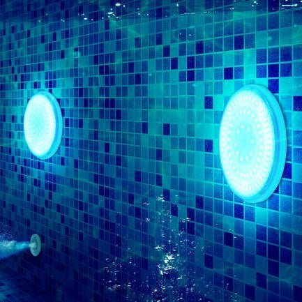 AQUARAY LED-Unterwasserlicht mit Fernbedienung, vielseitig für Pool, Garten und stimmungsvolle Außenbeleuchtung.