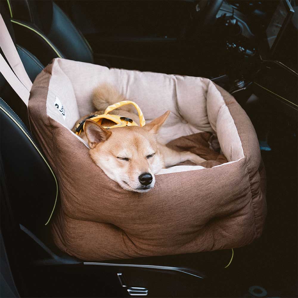 Gemütlicher und wasserdichter Einzelsitz für Hunde im Auto. Sorgt für sicheren Transport und Bequemlichkeit.