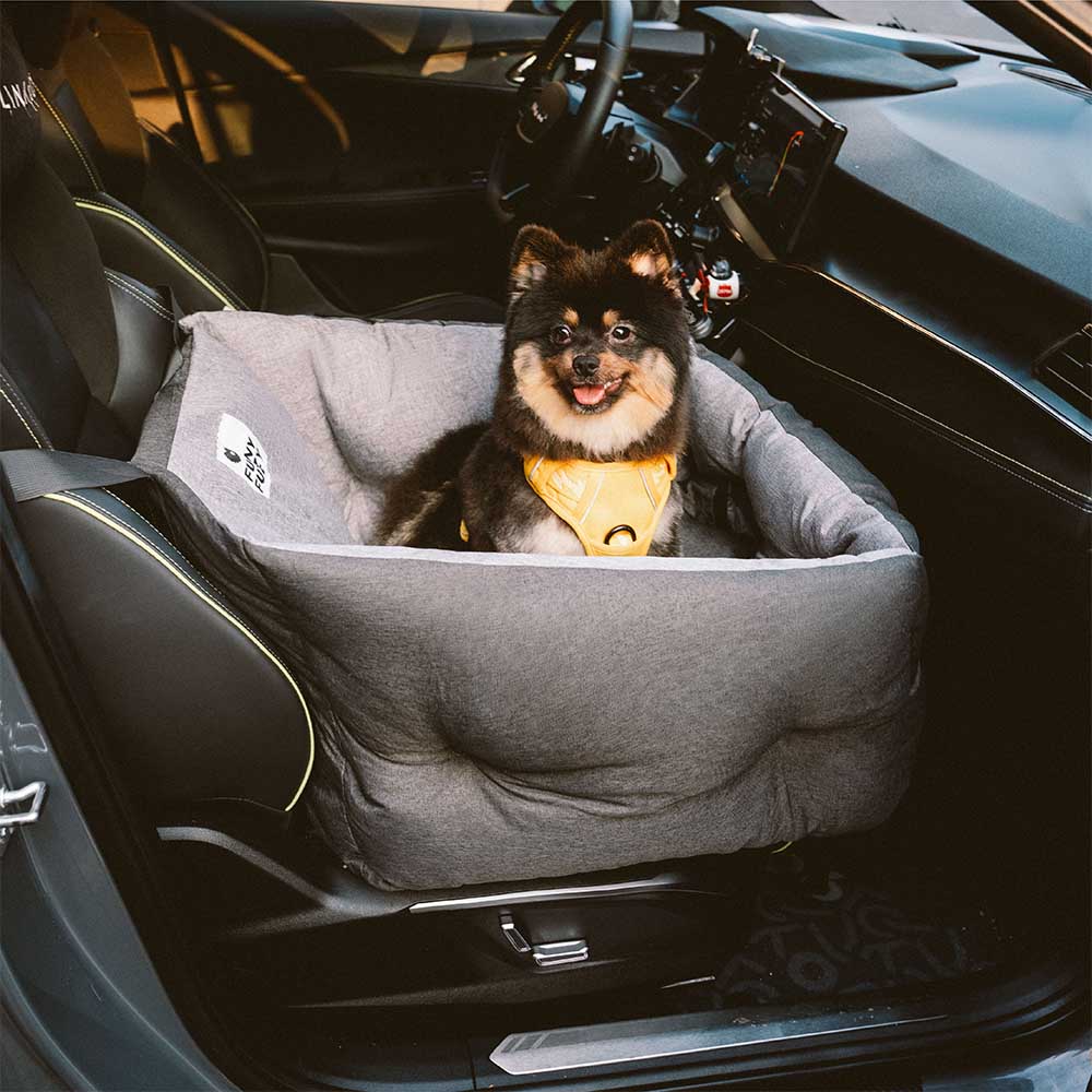 Das wasserdichte Hundeautositzbett bietet sicheren Komfort als Einzelsitz für entspannte Autofahrten.