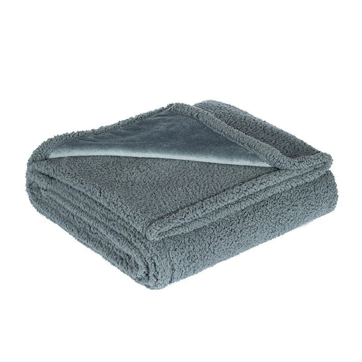 Stimmungsvolle Darstellung des wasserdichten RomanticShield Decken-Sets, ideal für komfortable, intime Abende.