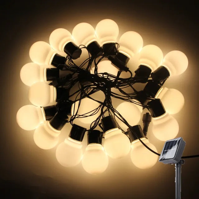 Robuste, wasserdichte LED-Solarlichterkette für Außenbereich, ideal für Garten- & Balkonbeleuchtung.
