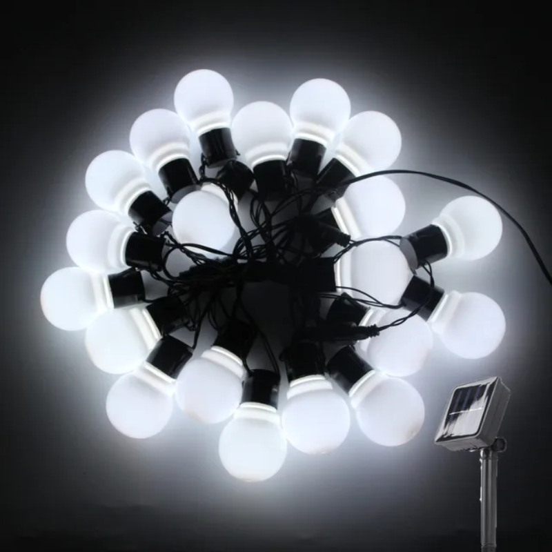 Vielseitige LED-Solarlichterkette, wetterfest & energieeffizient, für Garten, Balkon & Terrasse.