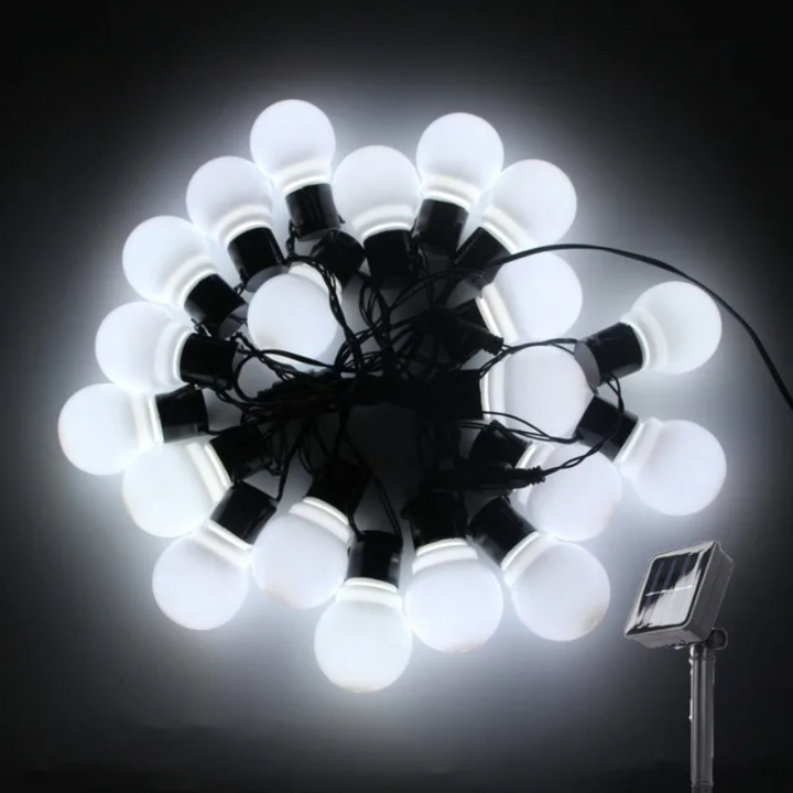 Vielseitige LED-Solarlichterkette, wetterfest & energieeffizient, für Garten, Balkon & Terrasse.