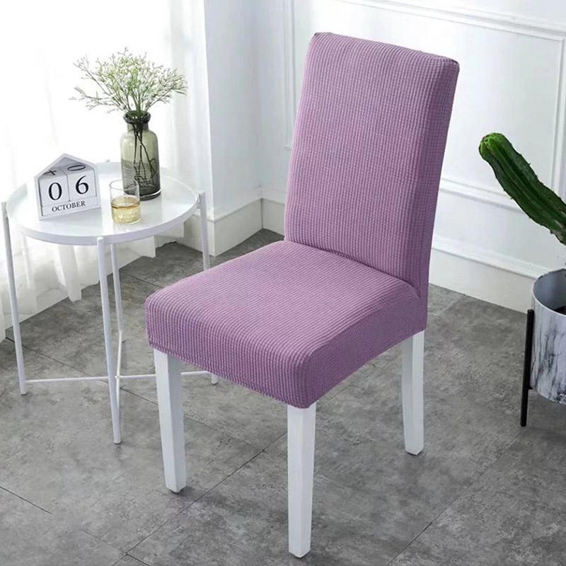 Eleganter Rhombus Stuhlbezug, wasserfest und stretch, schützt Stühle stilvoll im Wohnzimmer.