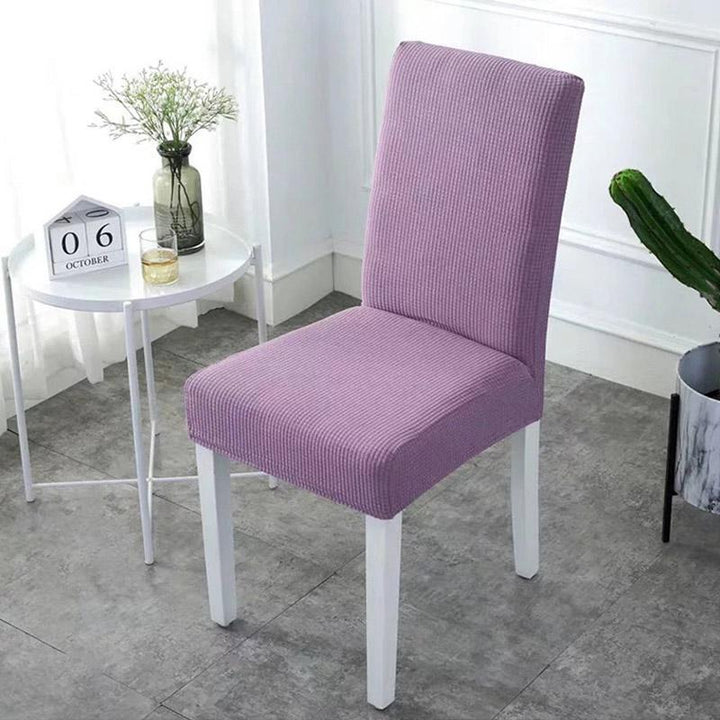 Eleganter Rhombus Stuhlbezug, wasserfest und stretch, schützt Stühle stilvoll im Wohnzimmer.