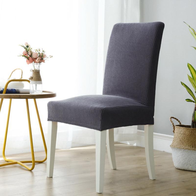 Farbenfroher wasserfester Stuhlbezug aus Stretch-Textil mit stilvollem Rhombus-Design.