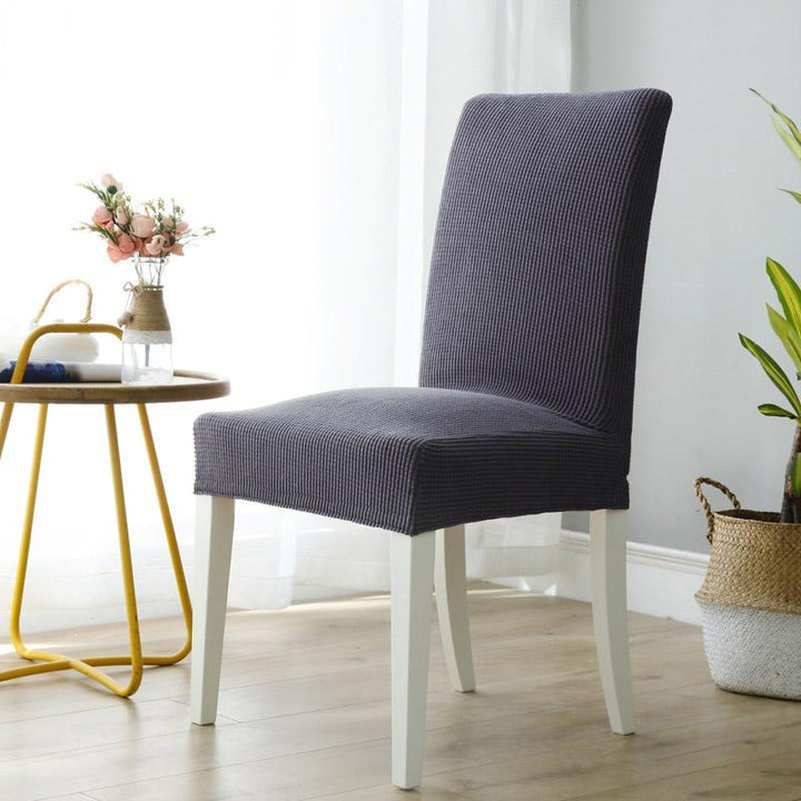 Farbenfroher wasserfester Stuhlbezug aus Stretch-Textil mit stilvollem Rhombus-Design.