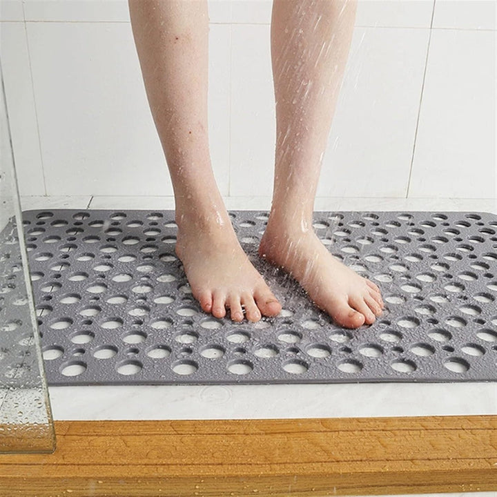 Weiße AquaSicher Duschmatte, rutschfest und antibakteriell, für sicheres Duschen im modernen Badezimmer.