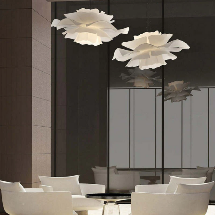 Weiße Design-Hängelampe "Sophia" aus Metall in Blumenform, für stilvolle und helle Innenräume.