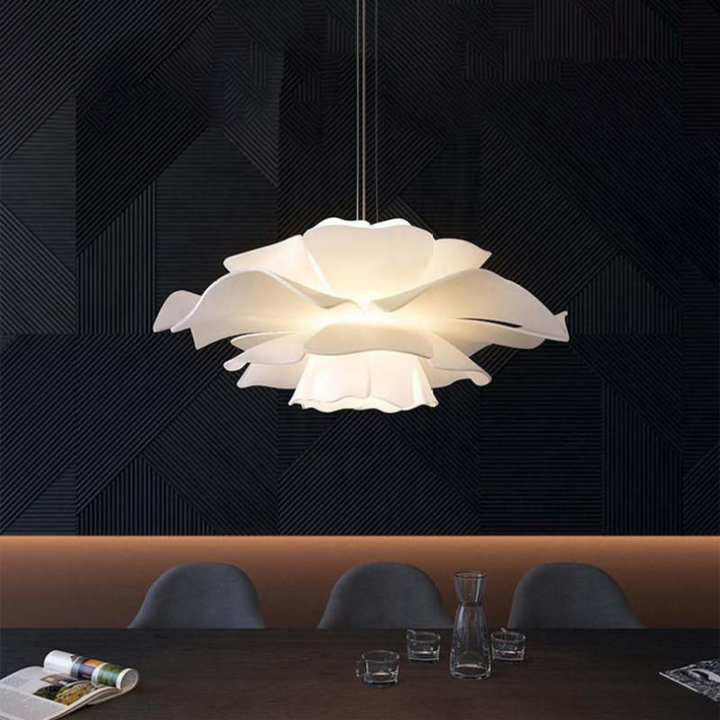 Moderne Deckenlampe "Sophia" in Blütenform, weißes Metall, für Schlafzimmer.
