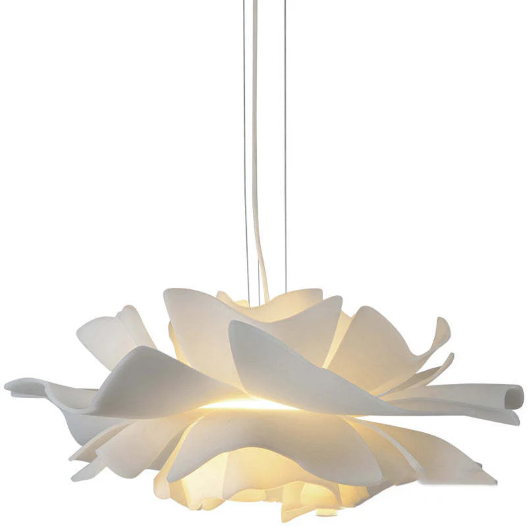 Weiße Design-Deckenleuchte "Sophia" aus Metall in Blumenform, modern für Innenräume.