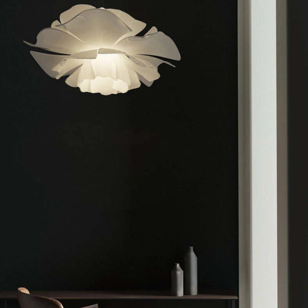 Hängelampe "Blume" weiß, Metall, für Wohnzimmer, blütenförmiges Design, stilvolle Akzentbeleuchtung.