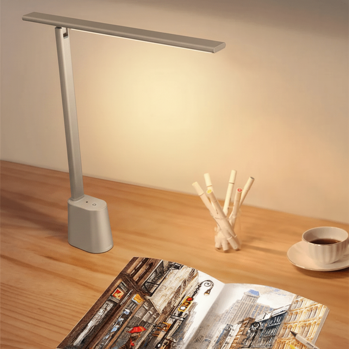 Moderne LED-Schreibtischlampe, faltbar, dimmbar, USB, ideal für Homeoffice & augenschonendes Lesen.