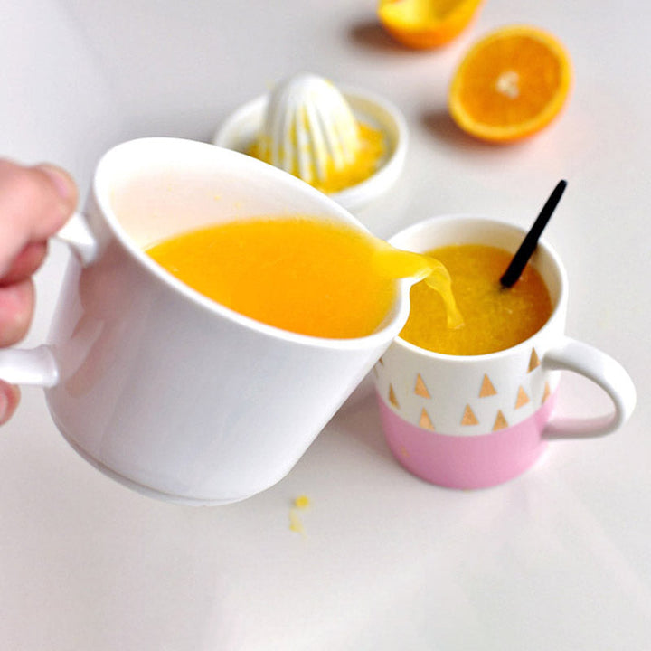 Dekorative und funktionale Keramik-Zitruspresse für manuelles Entsaften von frischen Früchten.