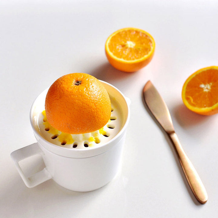 Handliche Keramik-Fruchtpresse für schnellen, gesunden und frischen Saft in der Küche.