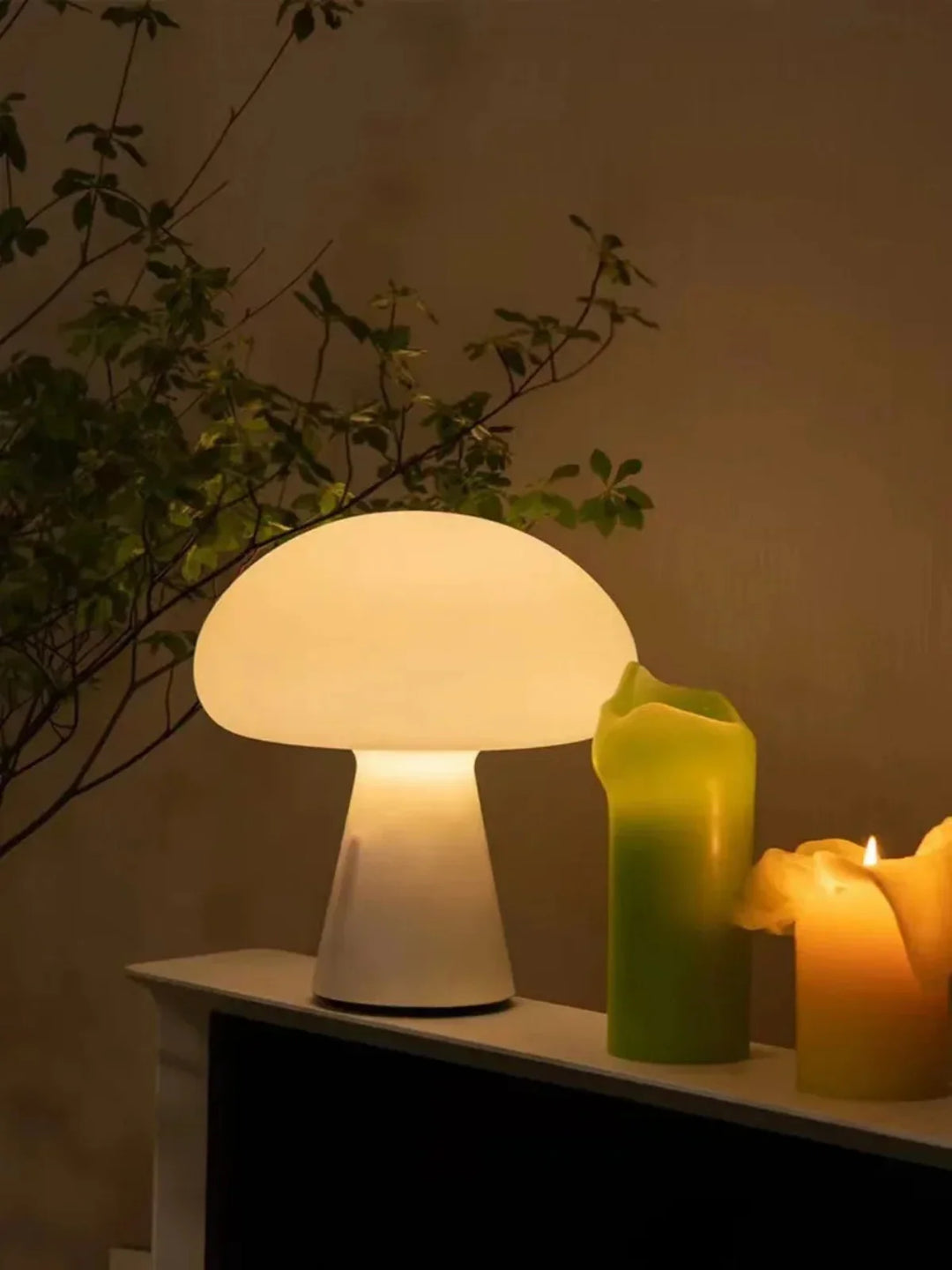 Weiße Pilzlampe aus Porzellan mit sanftem LED-Licht. Moderne Tischleuchte für Wohnzimmer & Schlafzimmer.