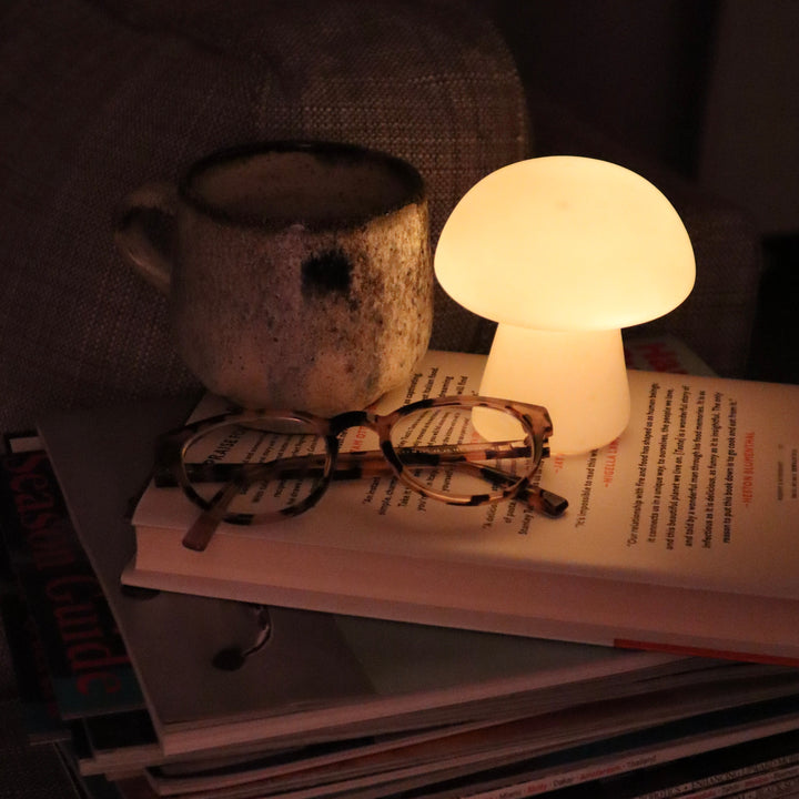 Skandinavische Porzellan Pilzlampe in Weiß. Zeitloses LED Stimmungslicht, ideal als Nachttischlampe.