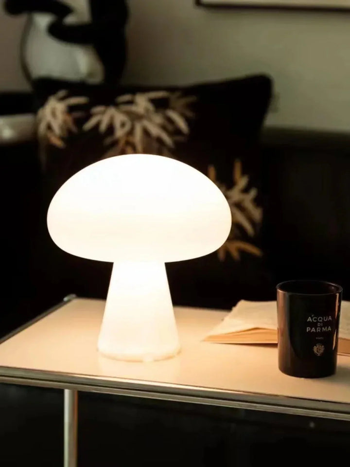 Dekorative Pilzlampe aus weißem Porzellan. Moderne LED-Tischleuchte für Schlafzimmer & Wohnzimmer.
