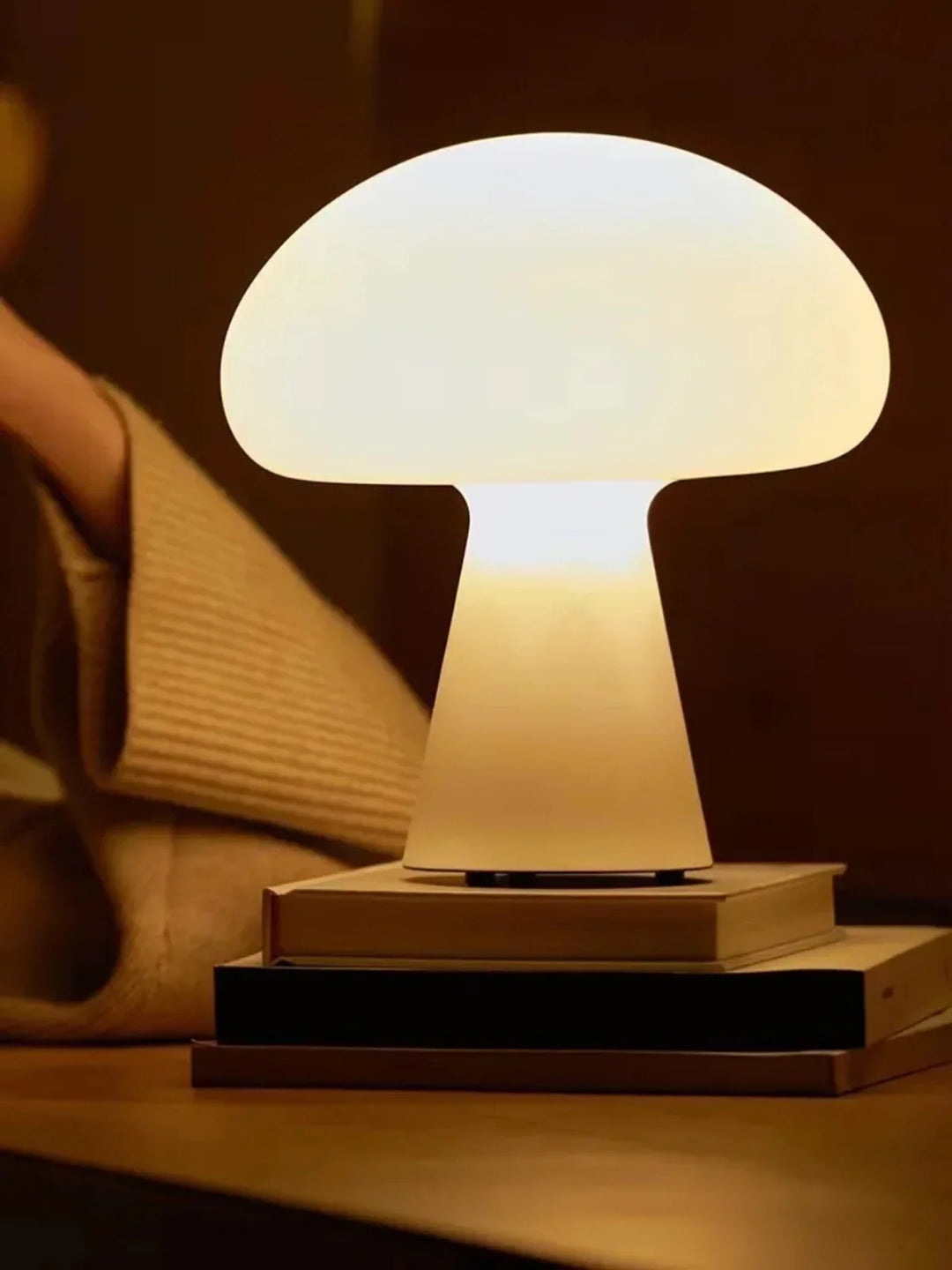 Stylische weiße Pilzlampe, handgefertigt aus Porzellan. Weiches LED-Licht für eine angenehme Atmosphäre.