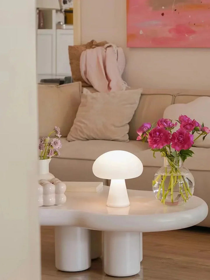 Zeitlose LED-Pilzlampe aus weißem Porzellan. Ideal als Nachttischlampe oder Stimmungslicht im Wohnzimmer.