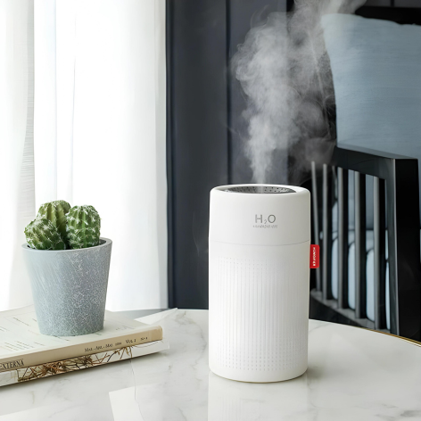Weißer tragbarer AirWave Luftbefeuchter, ideal für frische, gesunde Luft im Büro oder Zuhause.