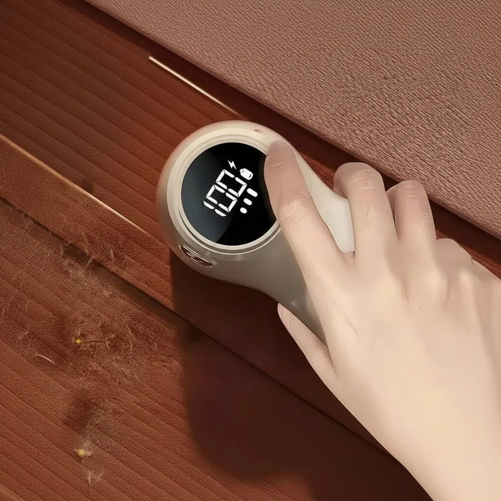 Lila Akku-Fusselrasierer mit LCD-Anzeige für sanfte Kleiderpflege und Bekleidung ohne Fussel.