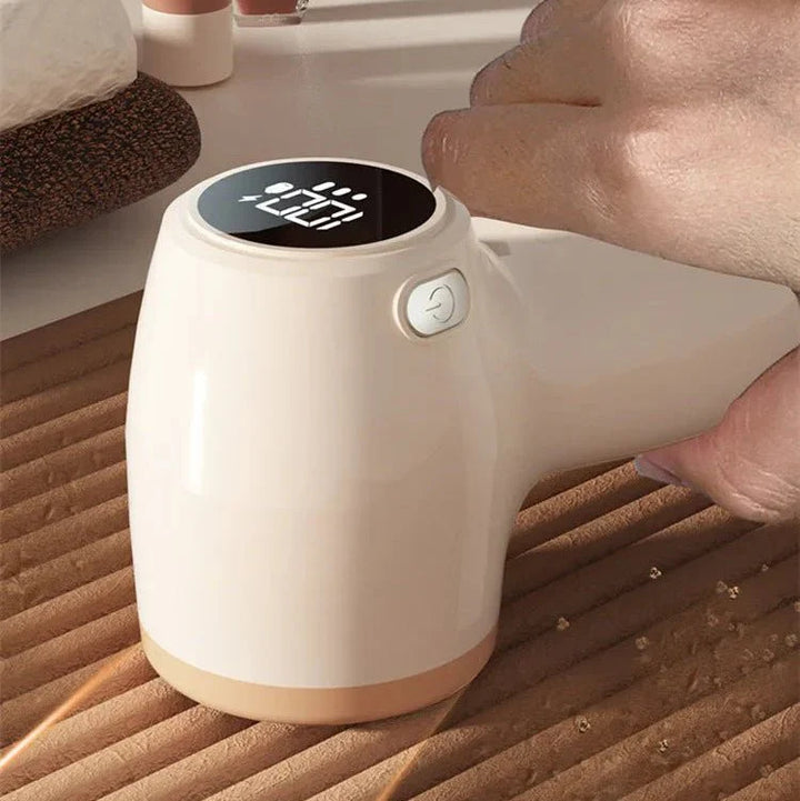 Halten Sie Ihre Bekleidung fusselfrei: Weißer Fusselrasierer mit LCD und 6 Klingen für perfekte Kleiderpflege.