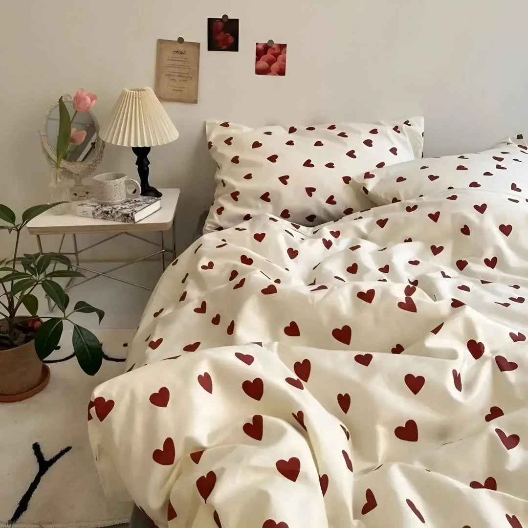Weißes Bettwäsche-Set mit Herzmotiv, kuschelweich aus Baumwolle für romantische Schlafzimmer.