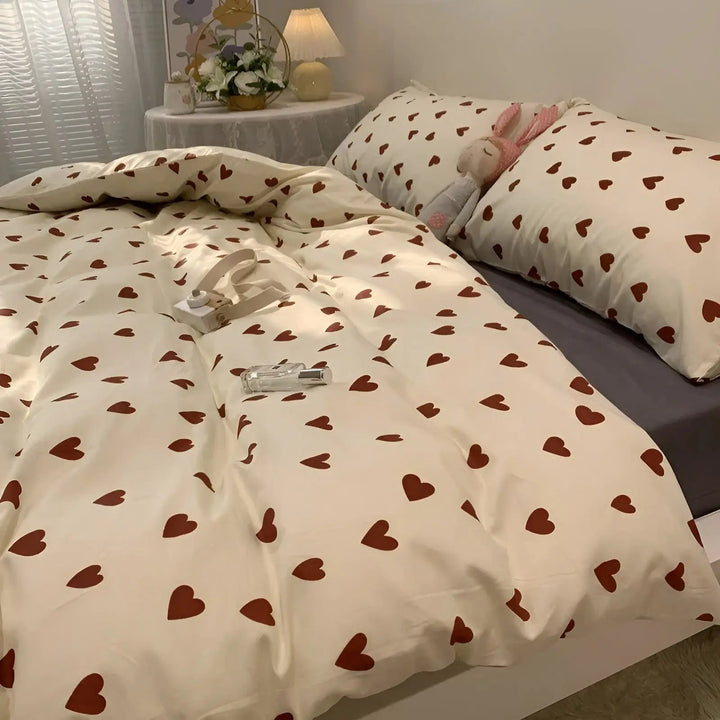Hochwertiges Bettwäsche-Set mit Herzmotiv, kuschelweich für traumhafte Nächte im Schlafzimmer.