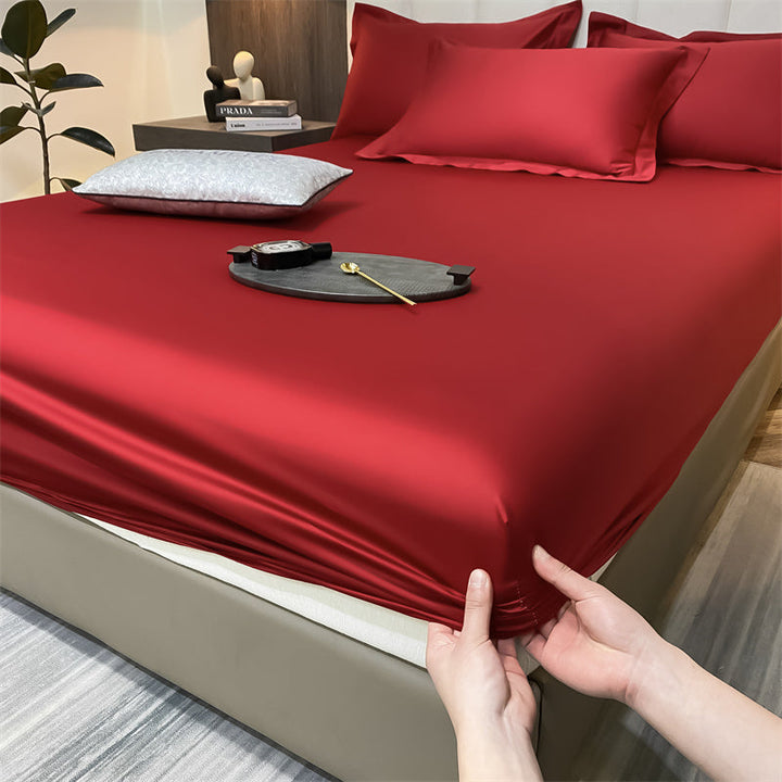 Perfekt passendes Baumwoll-Spannbettlaken mit Rundumgummi, pflegeleicht für hohen Schlafkomfort im Schlafzimmer.