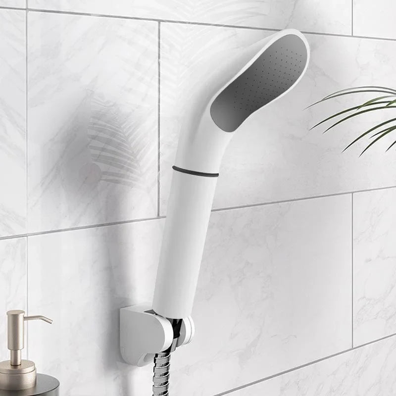 Weiß-schwarzer Hochdruck-Duschkopf mit Wassersparfunktion für ein effizientes und angenehmes Duscherlebnis.